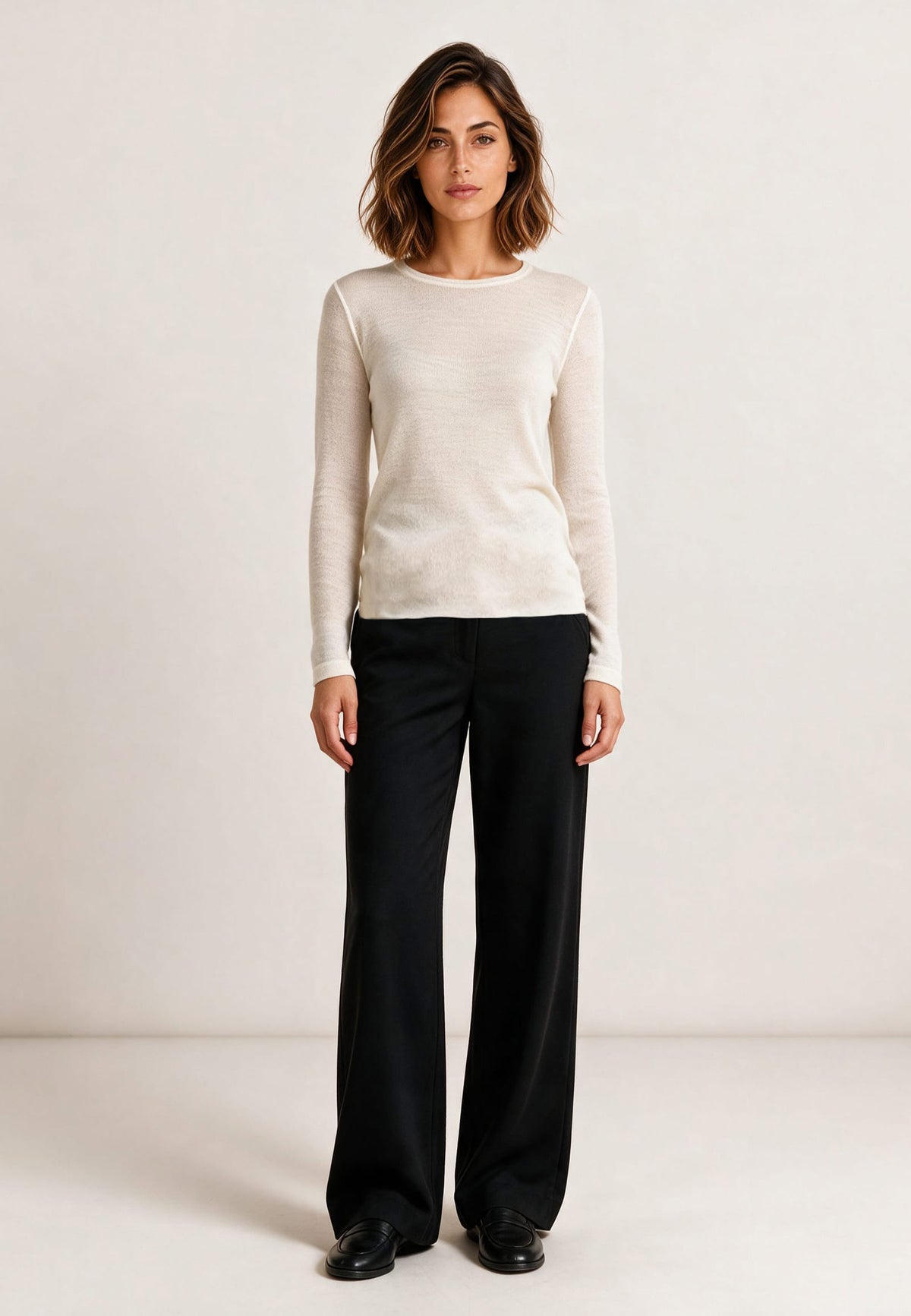 Wollshirt, Modell Iblis in Creme an Frau mit schwarzer Hose