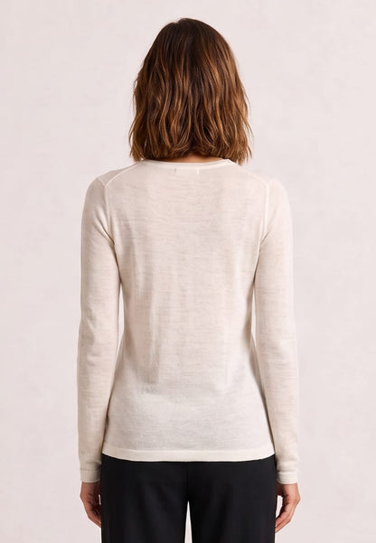 Wollshirt, Modell Iblis in Creme an Frau in Rückenansicht mit schwarzer Hose