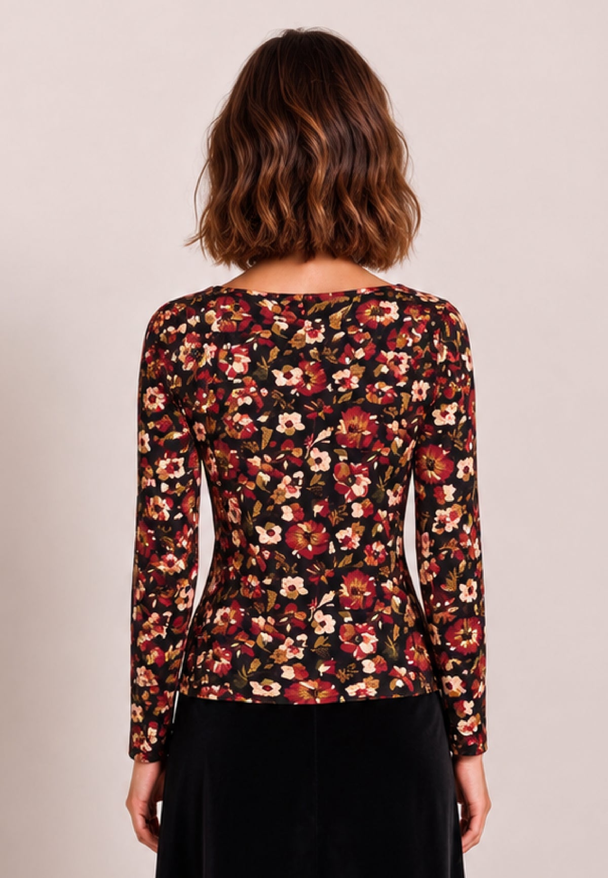 Shirt, Modell Alice mit buntem Blumenmuster an Frau in Rückenansicht und schwarzer Hose