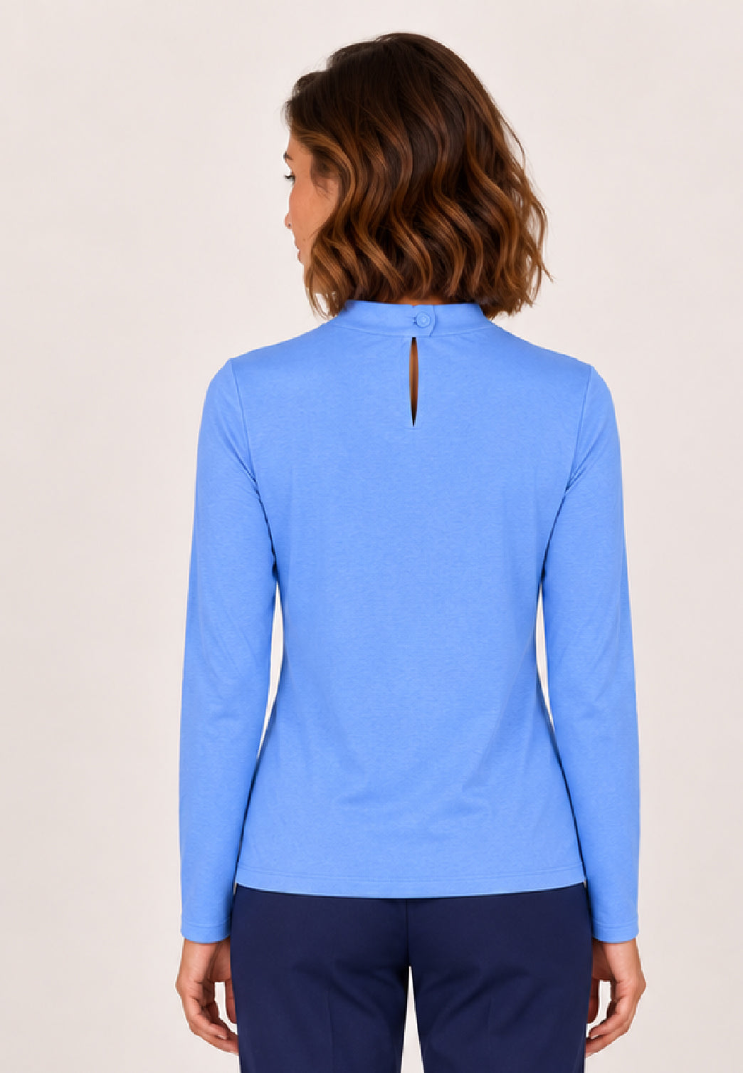 Shirt, Modell Holly in Blau an Frau in Rückenansicht mit langen Ärmeln