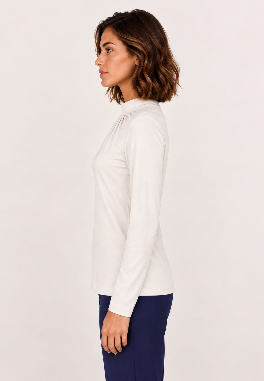 Shirt, Modell Holly in Weiß an Frau im Profil mit dunkelblauer Hose