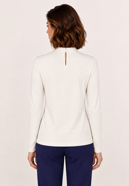 Shirt, Modell Holly in Weiß an Frau in Rückenansicht mit dunkelblauer Hose