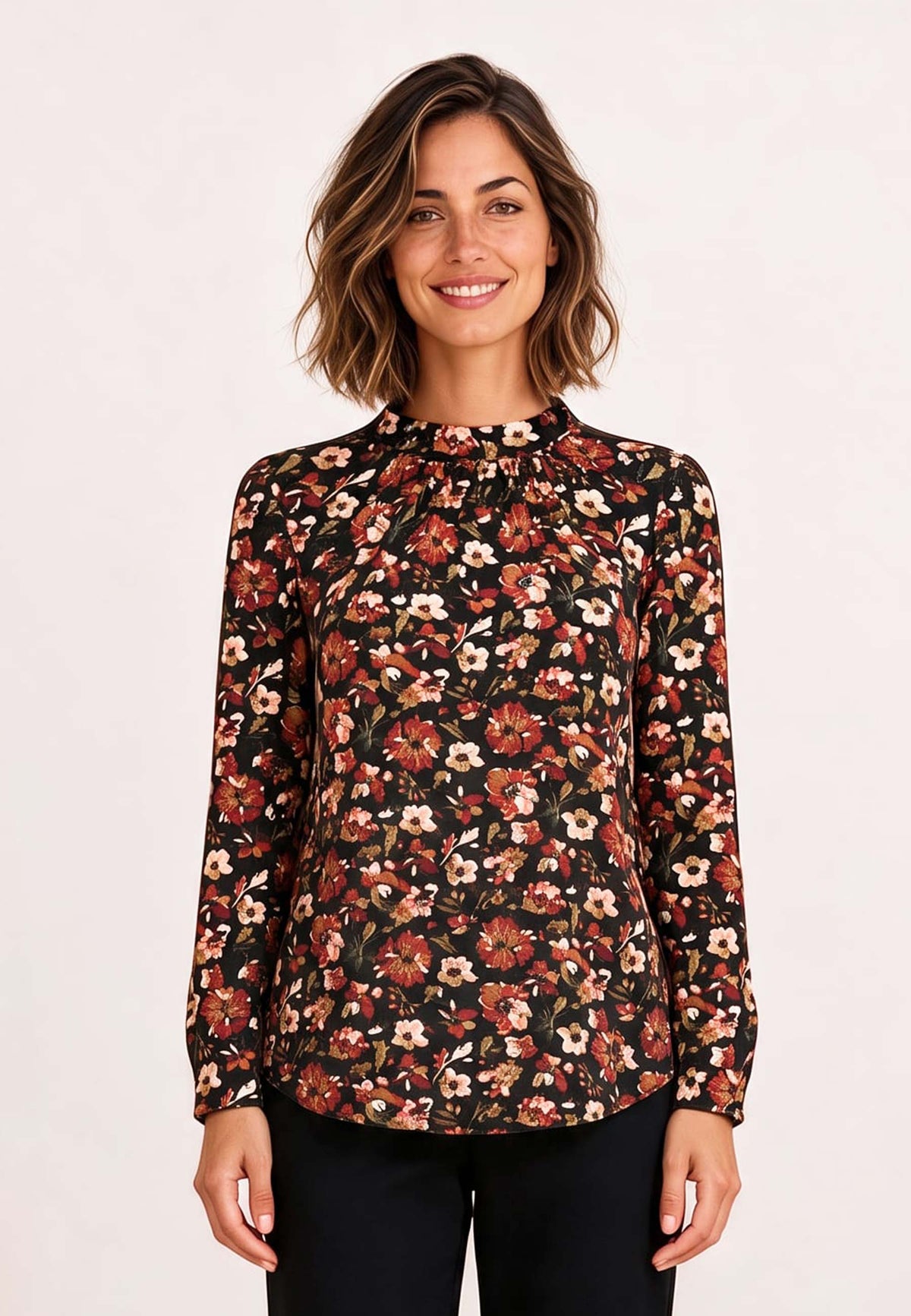 Shirt, Modell Holly mit Blumenmuster an lächelnder Frau und schwarzer Hose