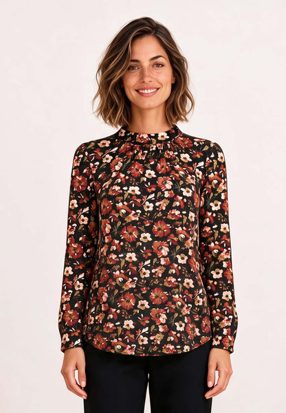 Shirt, Modell Holly mit Blumenmuster an lächelnder Frau und schwarzer Hose