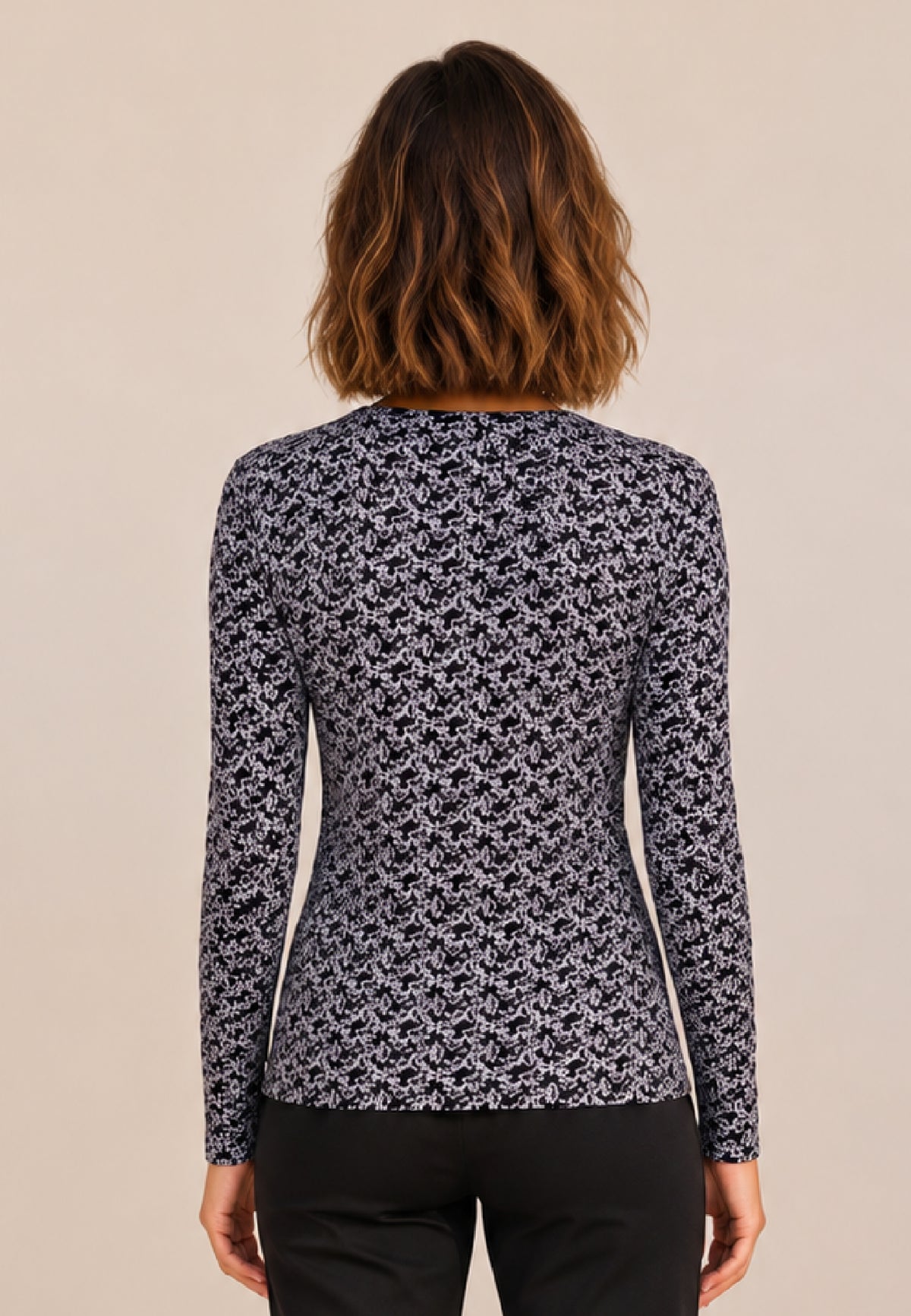 Shirt, Modell Nina mit schwarz-weißem Muster an Frau in Rückenansicht und schwarzer Hose
