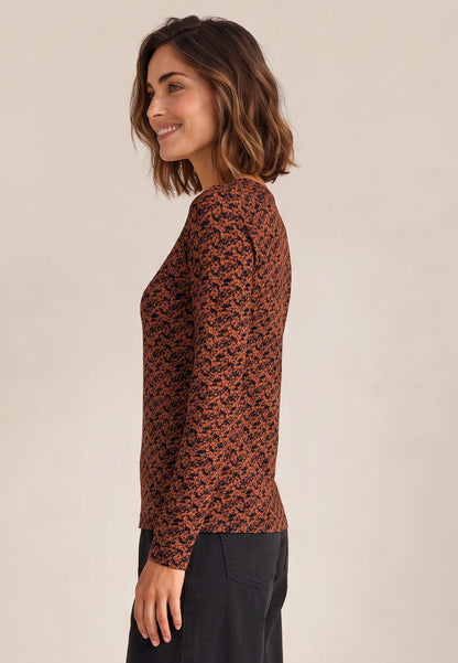 Shirt, Modell Nina mit rostbraunem Muster an lächelnder Frau im Profil und schwarzer Hose
