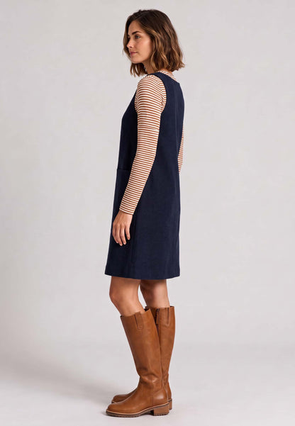 Trägerkleid, Modell Liza in Dunkelblau mit gestreiftem Shirt und braunen Lederstiefeln