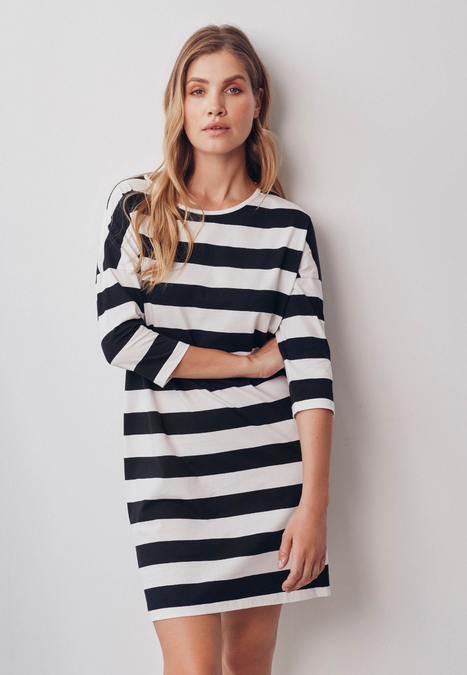 Longshirt Modell Luna schwarz weiß gestreift aus nachhaltiger Bio Baumwolle