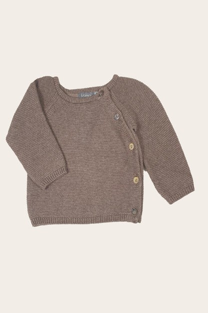 Jacke Modell Luca braun melange gestrickt nachhaltig weich langärmlig Knöpfe seitlich Rundhals