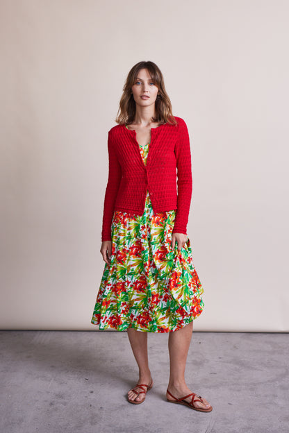 Strickjacke, Modell Marcelina in kräftigem Rot mit feinem Strukturmuster und schmaler Passform für stilvolle Leichtigkeit