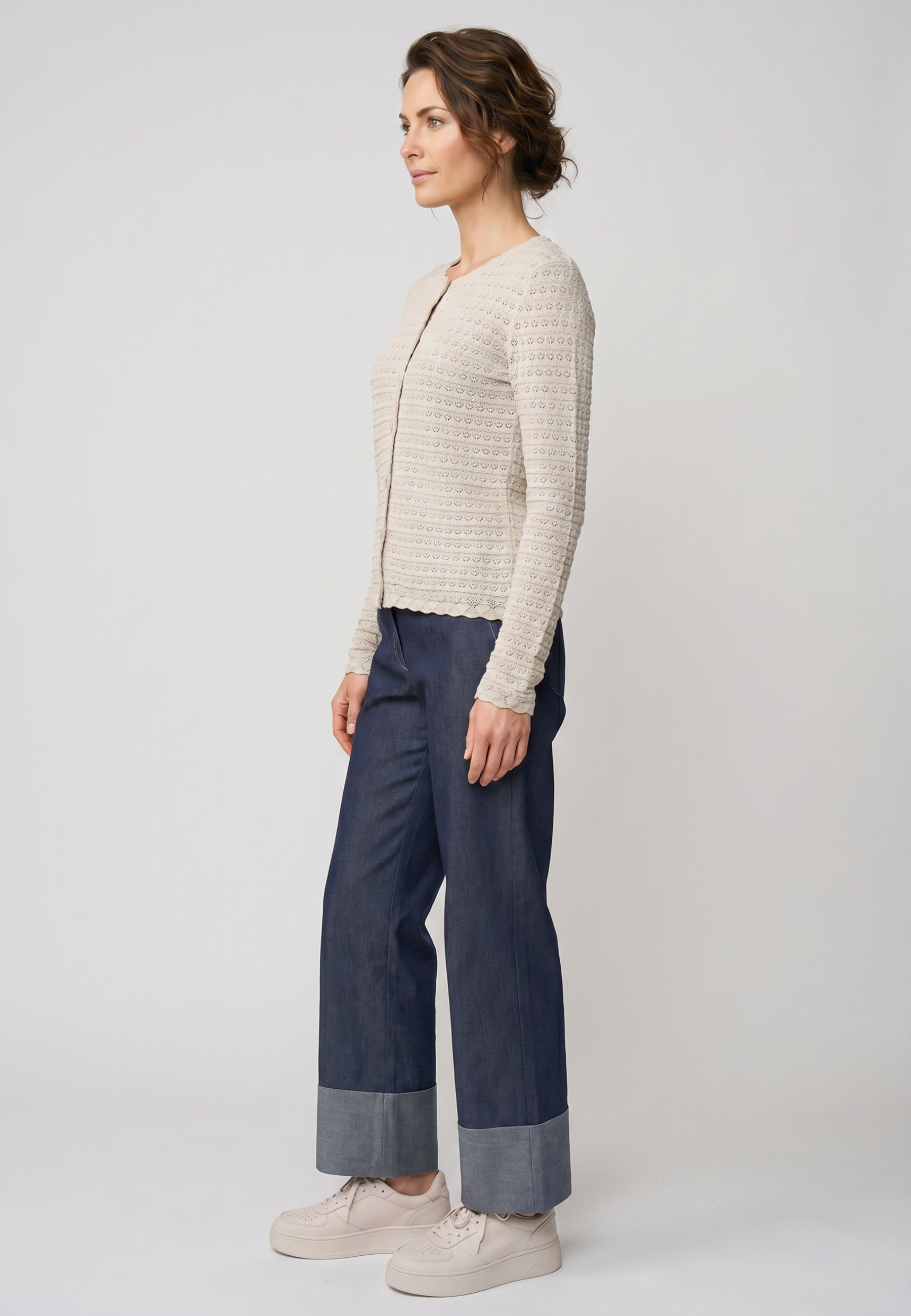 Strickjacke, Modell Marcelina in cremeweiß mit Strukturmuster, langärmelig, seitlich stehend und locker kombiniert