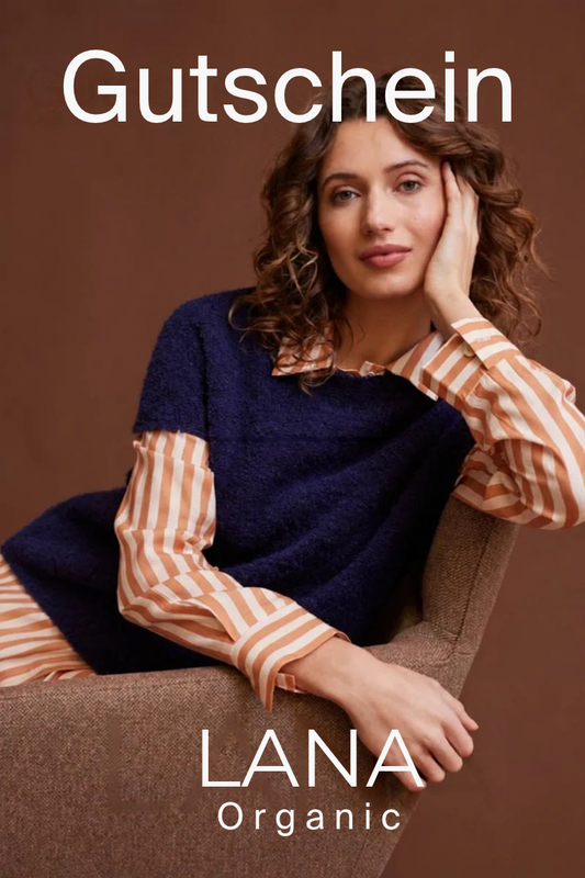 Geschenkgutschein von LANA Organic mit Frau im dunkelblauen Pullover und gestreifter Bluse